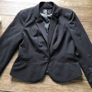 Black single button blazer.
